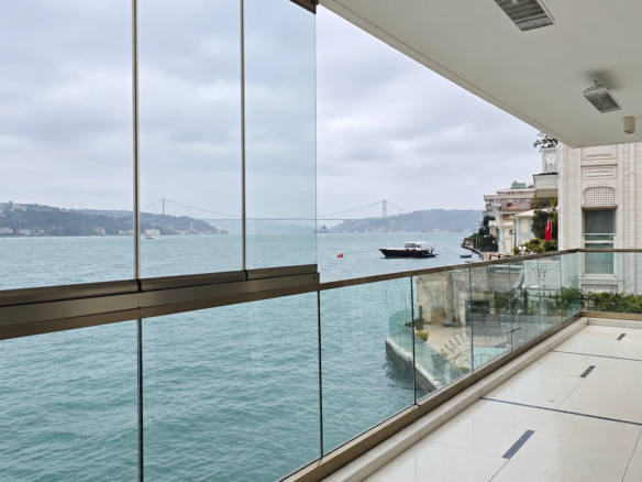 Yeniköy kiralık yalı dairesinin balkonundan sağa doğru Boğaz ve köprü manzarası