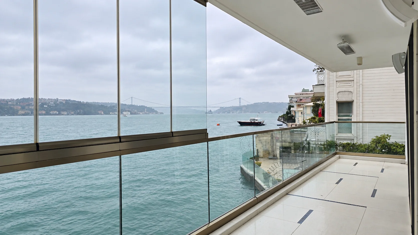 Yeniköy kiralık yalı dairesinin balkonundan sağa doğru Boğaz ve köprü manzarası