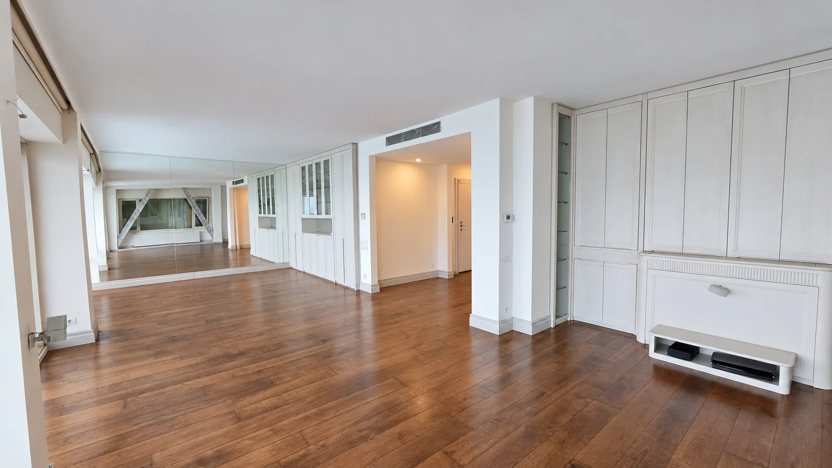 Yeniköy kiralık yalı dairesi salon görünümü